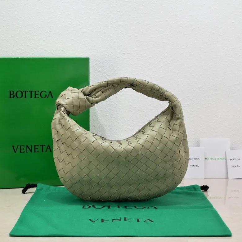 Batch 1460 BV Bottega Veneta 2022 Early Spring New Ladies Medium JODIE Handbag BV Bag 🔥The new method is to round the corners on the original basis and knot the round hobo bag with classic woven leather. The most iconic triangular pull-out design, using sheepskin draped soft shape, is super suitable for concave shapes~ Jodie feels really gentle to people, and is definitely the best item for daily matching. It has the same weave, new elements and twists, and is versatile. It is the new favorite of street style Internet celebrities! Size: 36*21*13 Model: 6697